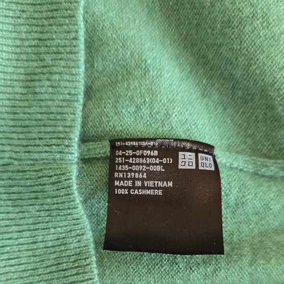 Uniqlo Mint Green Pullover - Picture 5 of 5